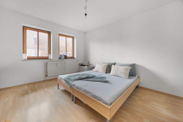 geräumiges Schlafzimmer