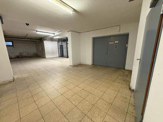 Fläche zw. Lagerfläche und WC´s