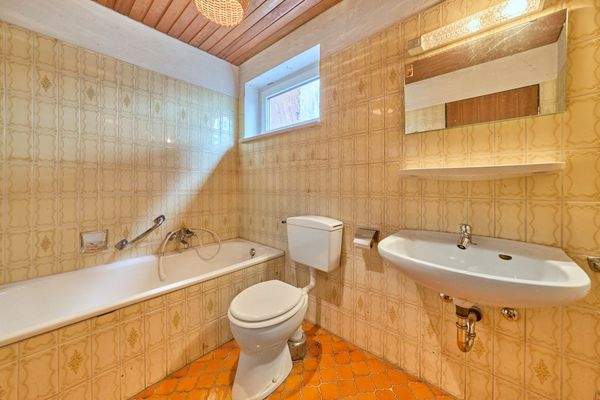 UG: Tageslichtbad mit Wanne