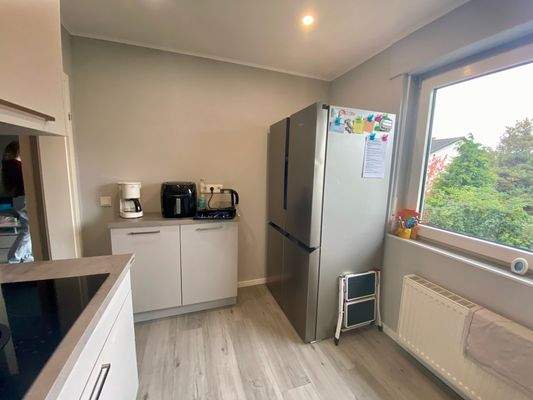 41/ Obergeschoss: Küche - Teilansicht. Einbauküche der Mieter.