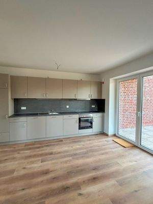 Helles Wohnzimmer mit Küche