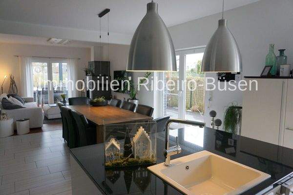 Blick von der Küche ins Esszimmer