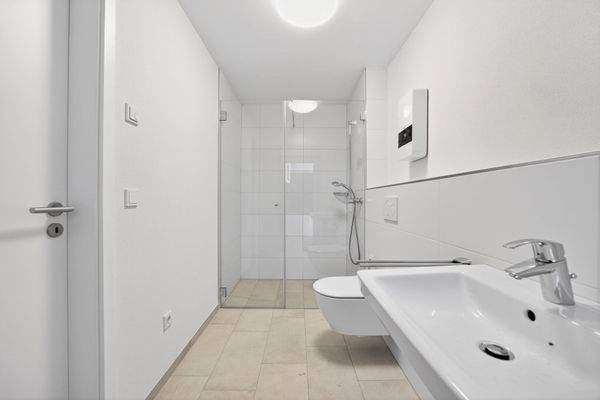 Modernes, barrierefreies Bad mit Dusche