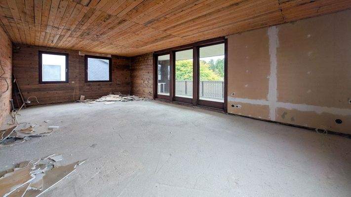 Wohn- Esszimmmer mit Küchenanschlüssen und Zugang zum Balkon im 1. Obergeschoss