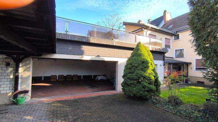 Garage und Freifläche davor