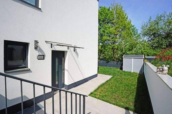 Zugang und Vorgarten Haus 1