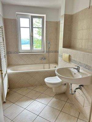 Tageslichtbad mit Wanne