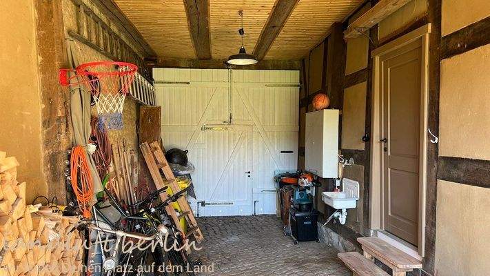 Durchfahrt mit Holztor .jpg