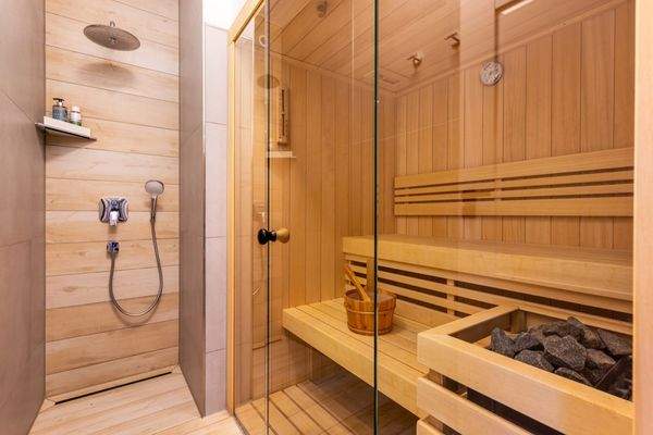11. Finnische Sauna mit Dusche  