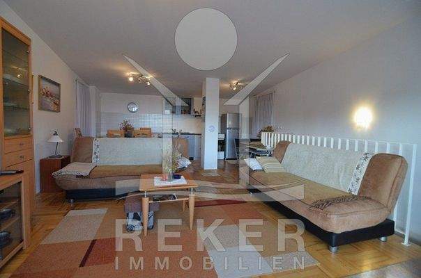 Durch die Größe der Wohnung haben auch die Räume eine gut Größe, so auch der Wohnbereich.