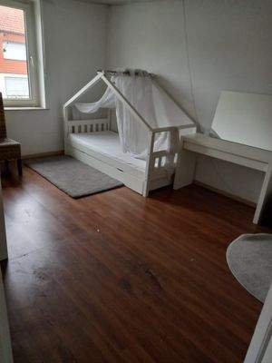 Kinderzimmer mit Kinderbett