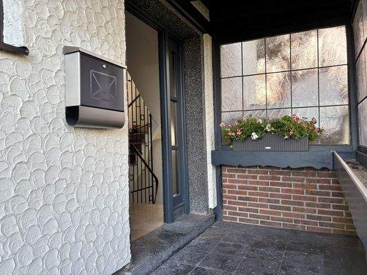 überdachter Eingangsbereich 