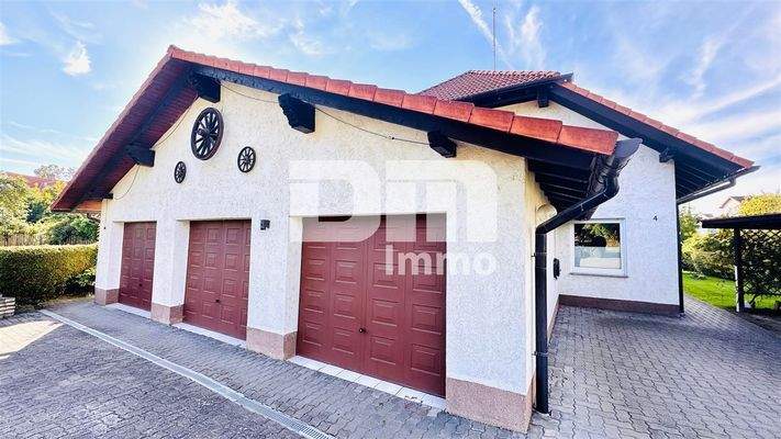 Frontansicht / 3x Garage