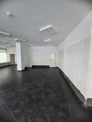 Leerer Raum mit Tür