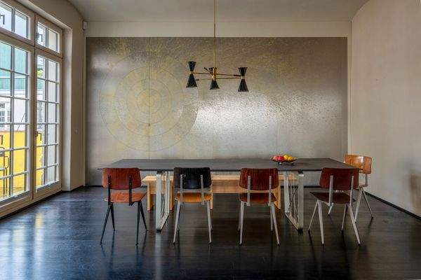 Esstisch vor kunstvoll gestalteter Trennwand