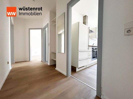 Flur: Offene Türen und neue Fußböden in warmen Farbtönen – Zuhause