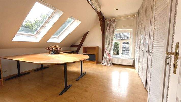 großes Büro mit Einbauschrank