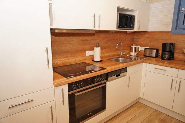 Küche mit Geschirrspüler