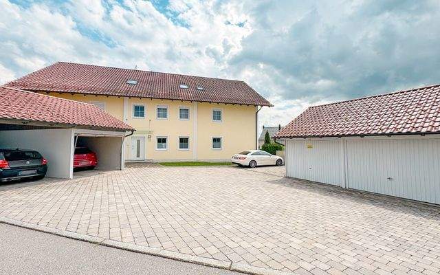 ANSICHT - GARAGE - PARKPLÄTZE