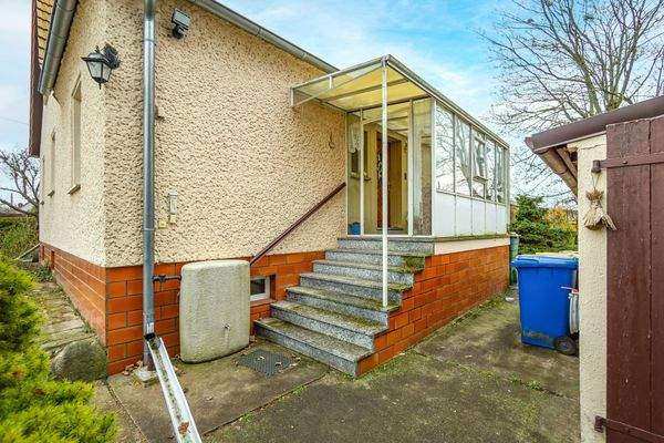 Hauseingang über verglasten Windfang