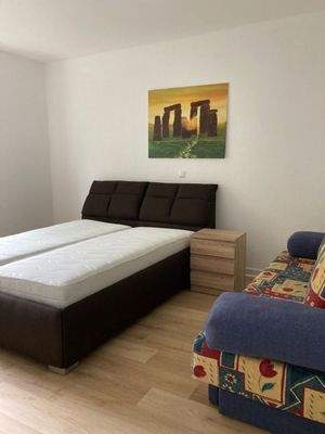 Schlafzimmer mit Boxspring und Couch