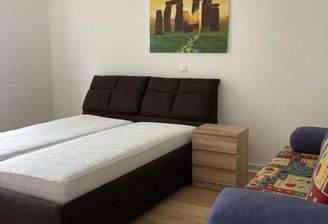 Schlafzimmer mit Boxspring und Couch