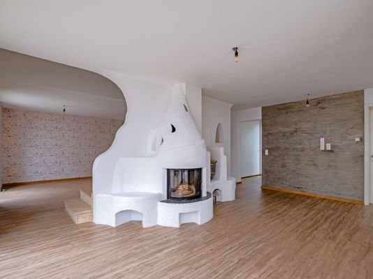 Helles Wohnzimmer mit einzigartigem Kamin