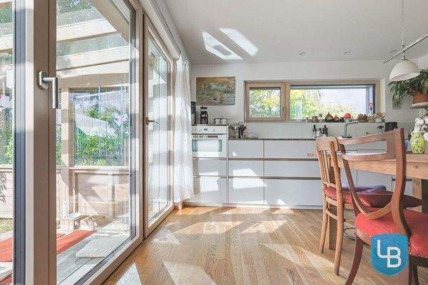 Große Fensterfront mit viel Tageslicht 