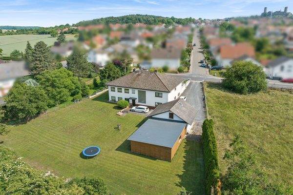 Bungalow mit Souterrain-Ebene und großem Grundstück, über 2000 m² groß