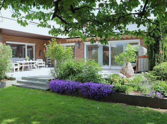Hauptwohnung: Blick vom Garten auf die Terrasse