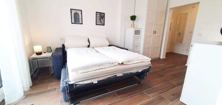 Schlafcouch mit Matratze und Topper