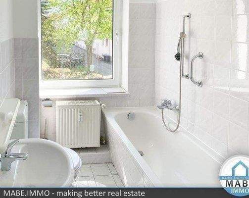 Badezimmer mit Wanne 