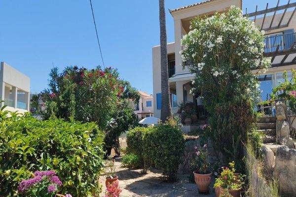 Kreta, Pirgos Psilonerou: Schönes Haus in toller Anlage in Strandlage zu verkaufen