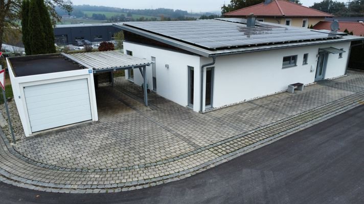 Zufahrt mit Garage / Carport