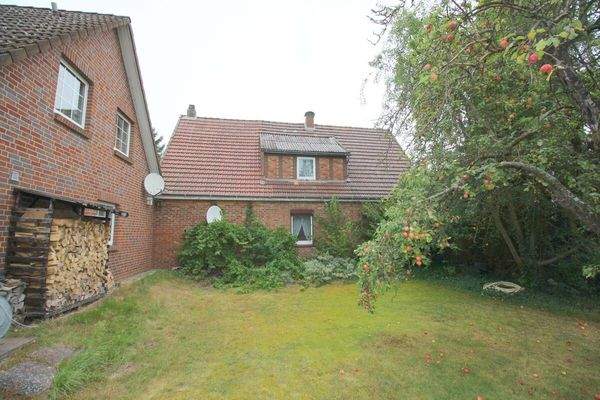 Hinterer Grundstücksanteil mit Abrissobjekt u. Apfelbaum