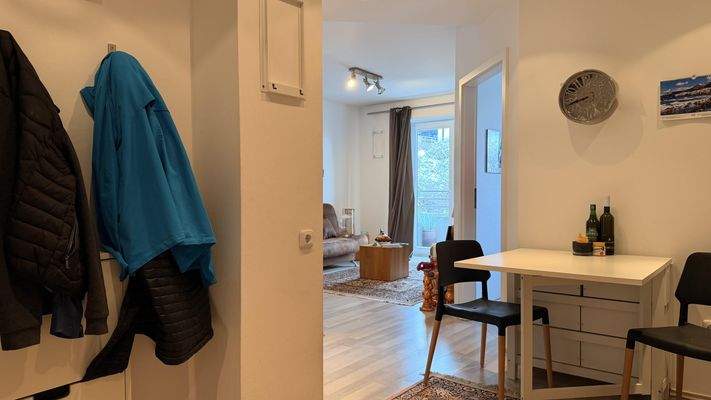 Blick aus der Küche ins Wochnzimmer