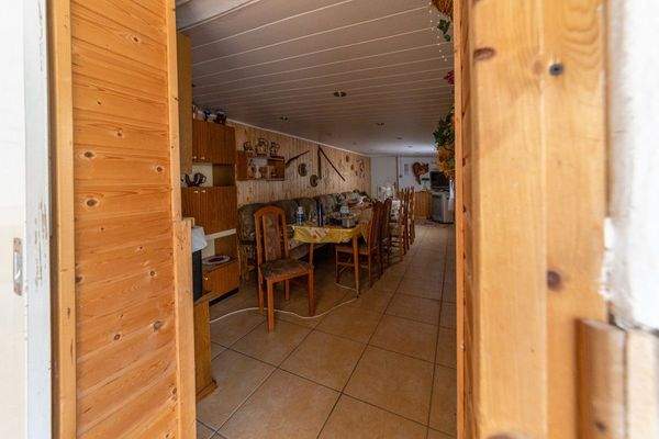 Partyraum an Garage mit Zugang zum Schuppen und Garten