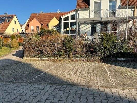 Außenparkplatz, 2. von links