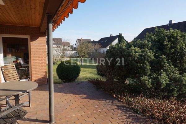 Blick von der Terrasse in den Garten