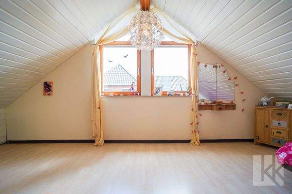 Ein großes Zimmer mit Abstellkammer im Dachgeschoss