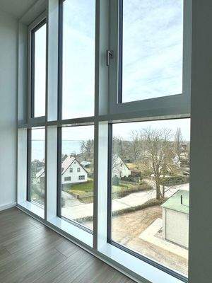 Wohnzimmerfenster mit Blick auf den Schweriner See