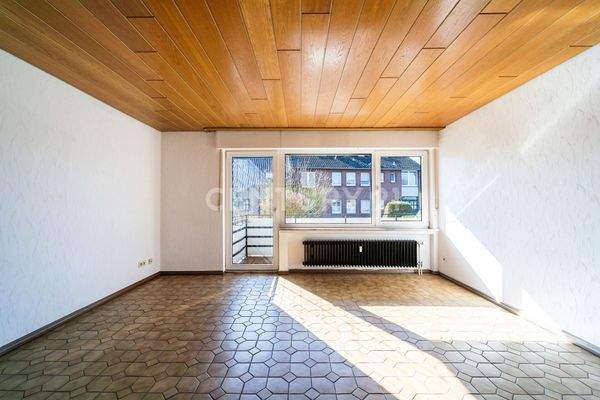 Wohnzimmer mit Balkonzugang