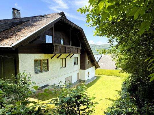 Die Ostansicht mit Liegewiese