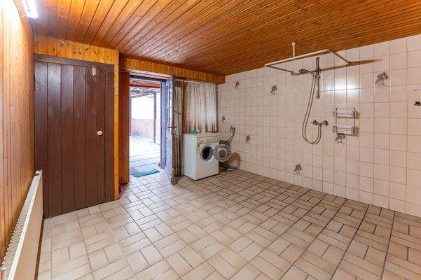 Waschküche mit Dusche und sep. WC