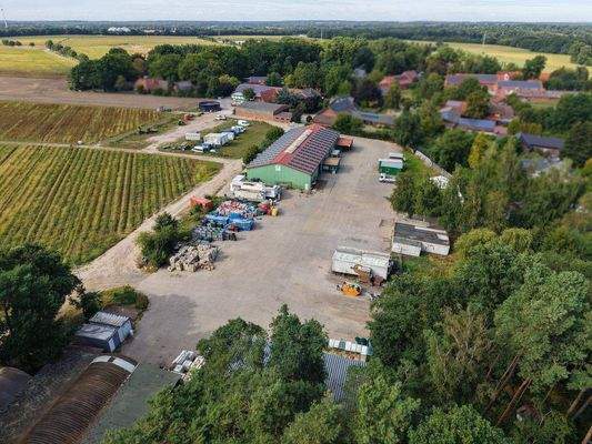 Gewerbehalle mit Pflasterfläche