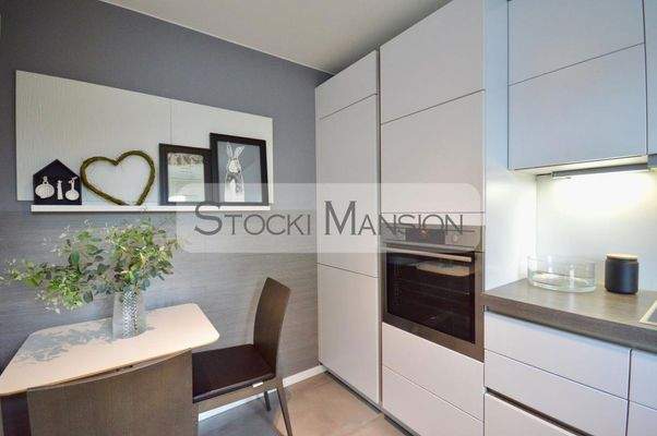 Hochwertige Küche mit Essplatz