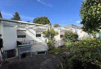 Hausansicht mit Terrasse