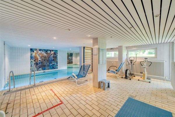 14 . Indor-Schwimmbad (2)