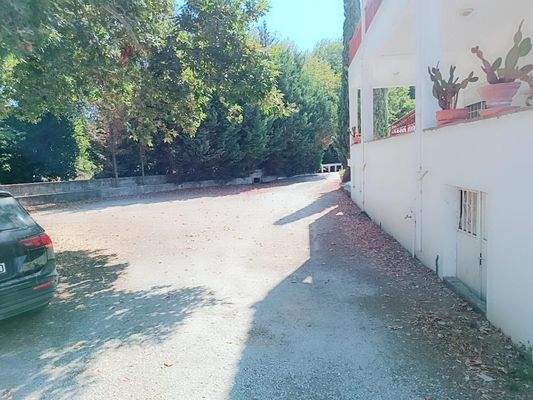 Kreta, Vryses: Wohngebäude mit Pool und Bergblick zu verkaufen – Ideale Investition im Apokoronas!