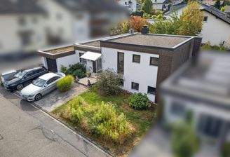 Drohnenansicht Straßenseite mit Vorgarten